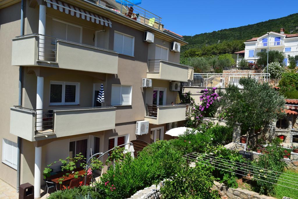 Apartments Mara Cres Exterior photo