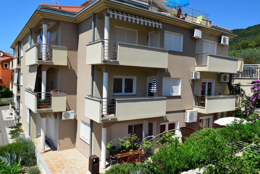 Apartments Mara Cres Exterior photo