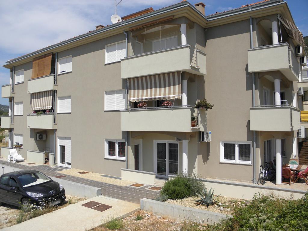 Apartments Mara Cres Exterior photo
