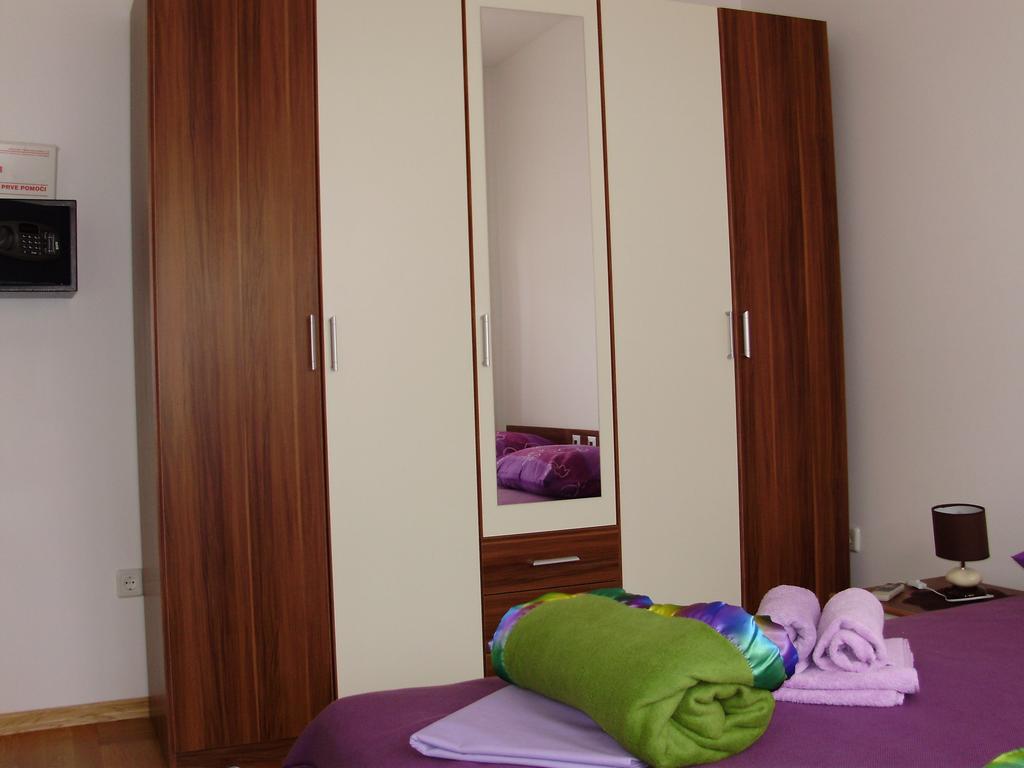Apartments Mara Cres Room photo