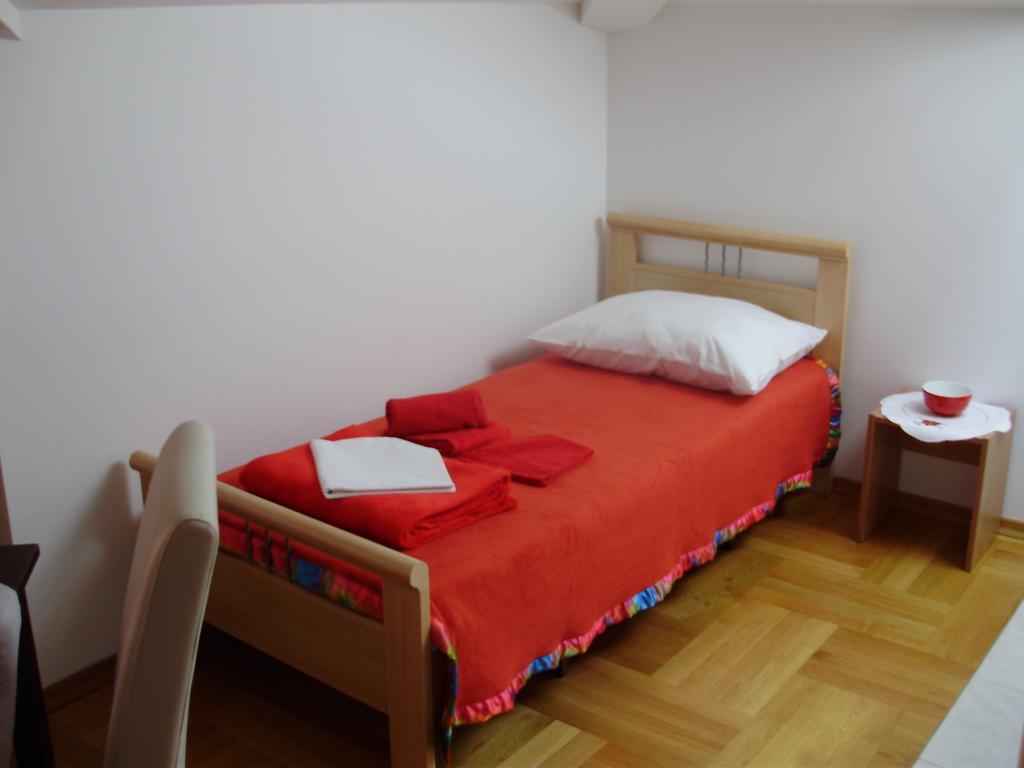 Apartments Mara Cres Room photo