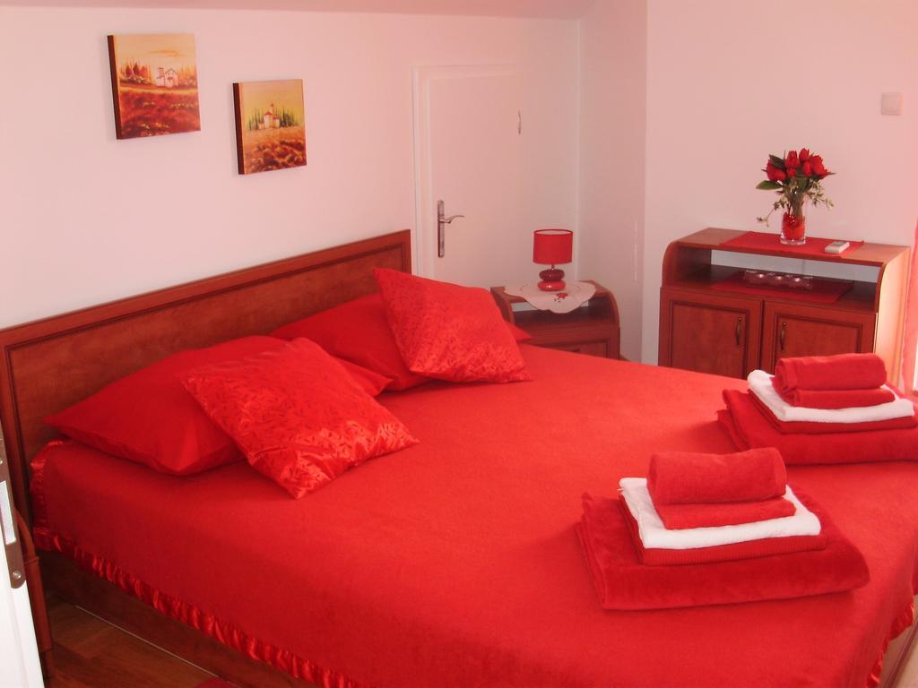 Apartments Mara Cres Room photo